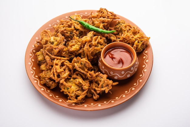 Kanda bhaji croccante o Bhajji o Pyaj Pakode o cipolla fritta pakora, delizioso cibo di strada dall'India