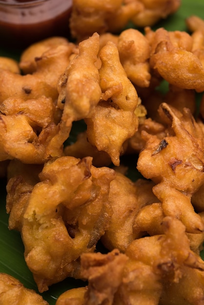 Kanda bhaji croccante o Bhajji o Pyaj Pakode o pakora di cipolla fritta