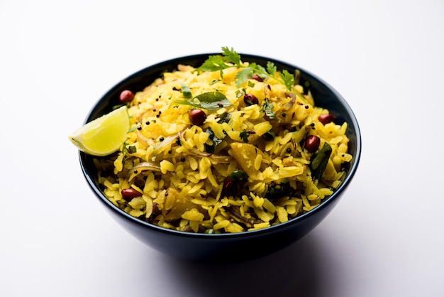 Kande Pohe O Aloo Poha è una famosa ricetta indiana per la colazione a base di riso appiattito, solitamente servito con tè caldo