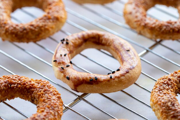 Kandil bagel in attesa di essere confezionati sul bancone kandil simidi