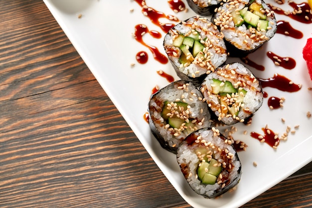 Kappa maki decorato con unagi sause.