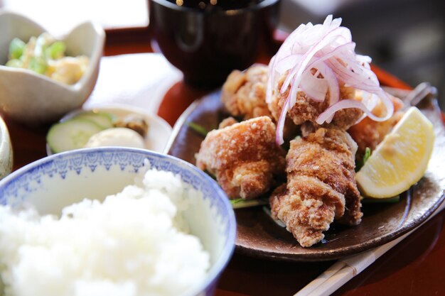 Karaage con riso e zuppa cibo giapponese