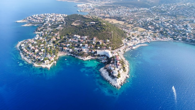 Karaburun è un distretto della provincia turca di Smirne. Veduta aerea del porto e della baia di İncirli con drone.