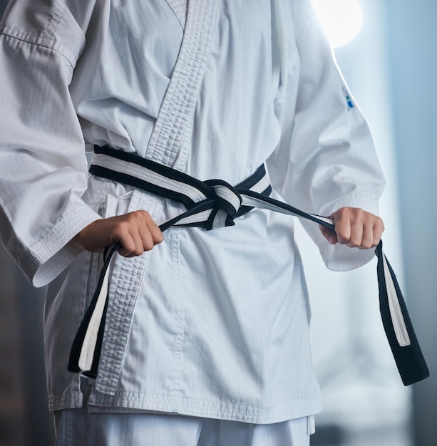 Karate fitness e combattente con arti marziali in palestra motivazione sportiva con cintura nera e allenamento di difesa Salute benessere ed esercizio con taekwondo e potenza forte e attiva