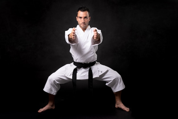 Karateka pratica kata