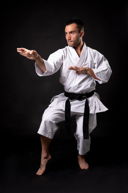 Karateka pratica kata