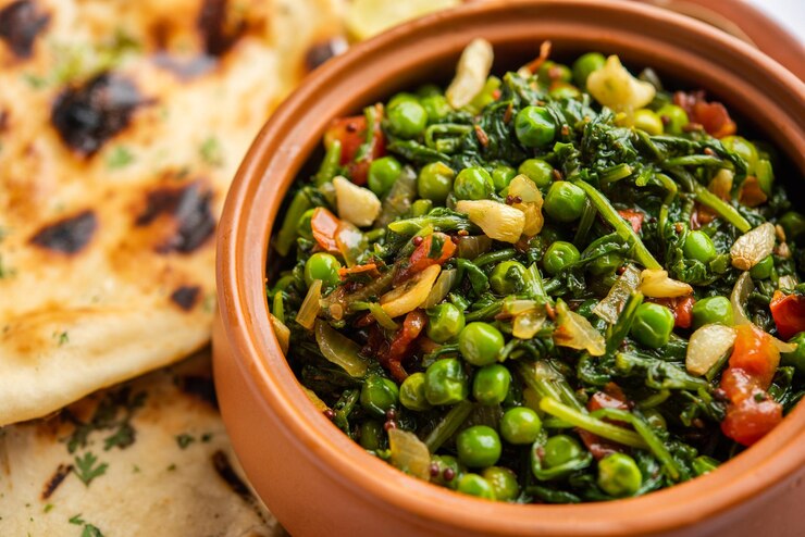 Photo kari palak matar juga dikenal sebagai masala sabzi atau sabji bayam kacang polong hijau, makanan india