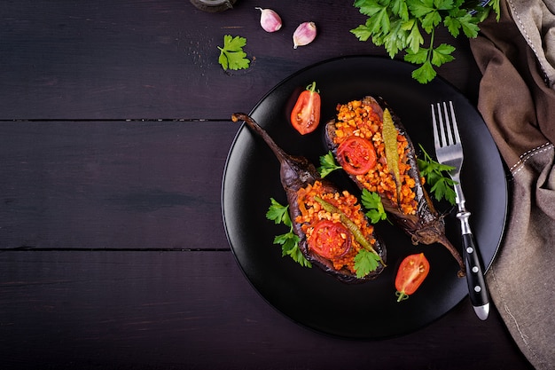 Karniyarik - pasto turco tradizionale di melanzane alle melanzane. Melanzane ripiene con carne macinata e verdure al forno con salsa di pomodoro