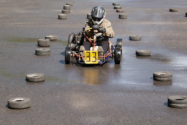 Karting - pilota in casco sul circuito di kart