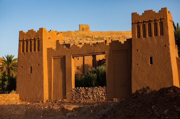 Kasbah Ait ben Haddou in Marocco con fortezze e tradizionali case di argilla