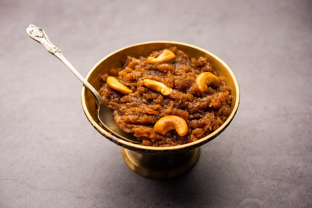 Kashi halwa o kasi halva è uno dei dolci classici e tradizionali del Karnataka a base di zucca di cenere o zucca bianca o kaddu