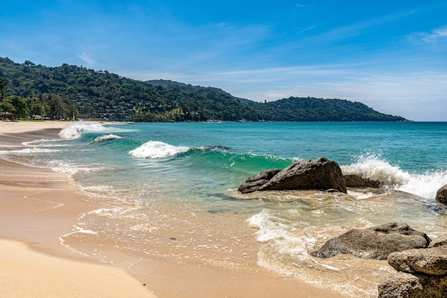 Kata Noi Beach è una piccola spiaggia tranquilla sul lato sud di Phuket.