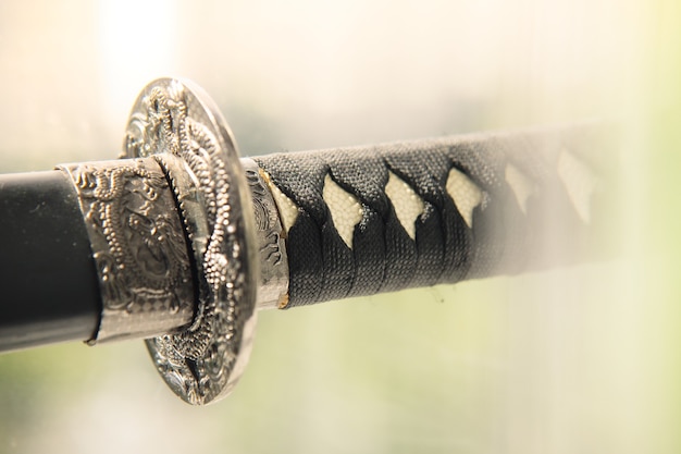 Katana spada giapponese con il primo piano della maniglia in corda. Bracci tradizionali in acciaio freddo.