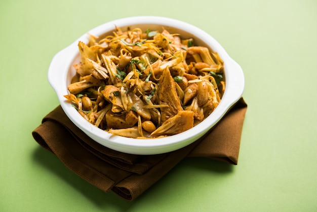 Kathal, Fanas ki Sukhi Sabzi o Bhaji noto come ricetta di verdure secche di Jackfruit piccante, servita in una ciotola bianca su sfondo lunatico. Messa a fuoco selettiva