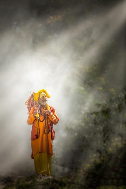 KATHMANDU NEPAL 25 marzo Santo Sadhu uomini con la tradizionale benedizione del viso dipinto nel tempio di Pashupatinath 25 marzo 2017 in Nepal Kathmandu