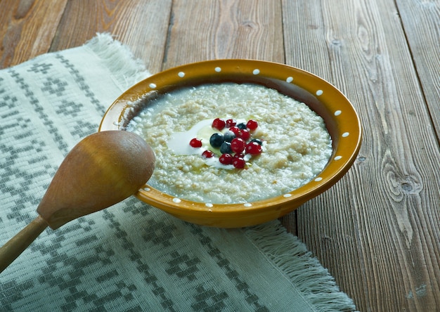 Kaurapuuro - farina d'avena alla finlandese con burro e frutti di bosco