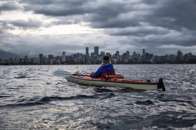 Kayak a Vancouver durante l'alba drammatica