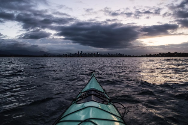 Kayak a Vancouver durante l'alba drammatica