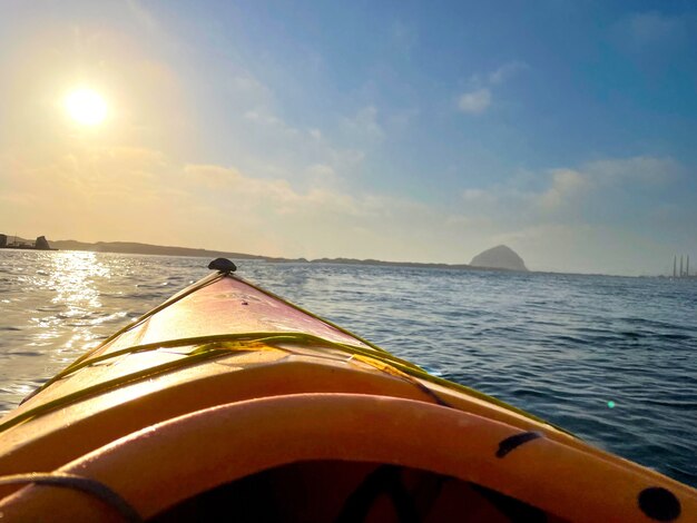 Kayak arancione in acqua prima del tramonto