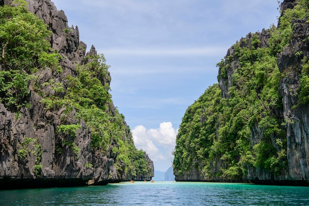 Kayak, canoa a El Nido sull'isola di Pinagbuyutan, paesaggio carsico, Palawan, Filippine