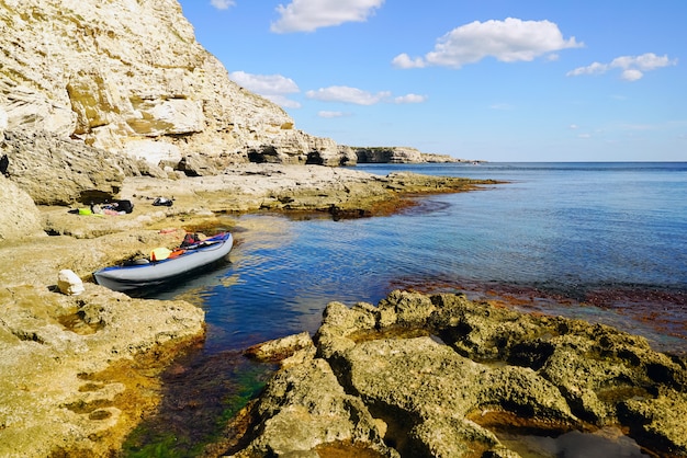 Kayak con remi sulla pittoresca spiaggia di pietra.