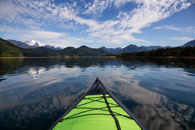 Kayak durante la mattina circondato dal paesaggio montano canadese