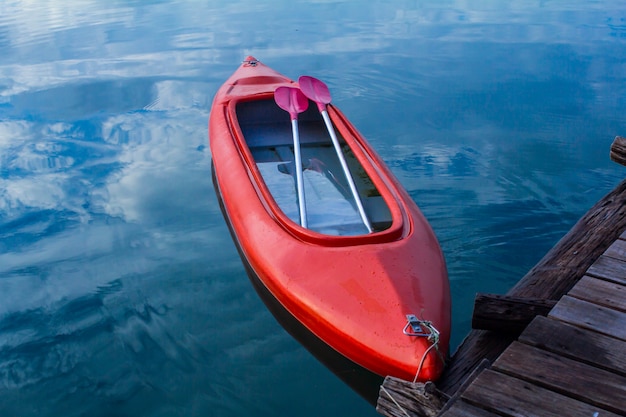 Kayak galleggiante nel lago