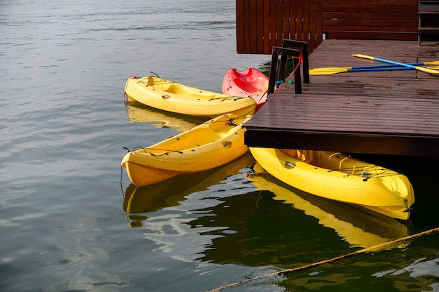 Kayak giallo con pagaie galleggianti sul lago