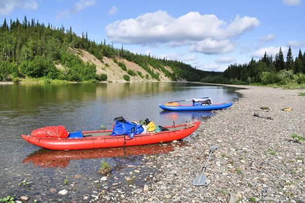 Kayak gonfiabili sui fiumi della taiga della riva