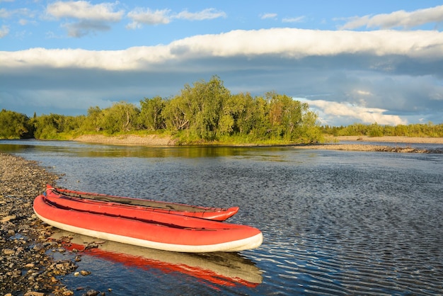 Kayak gonfiabili sul fiume settentrionale