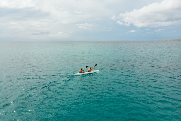 Kayak in mare dalla vista posteriore