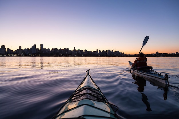 Kayak in mare davanti al centro di Vancouver