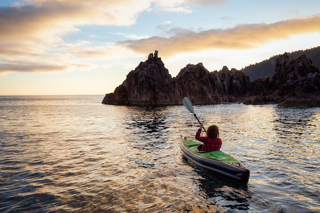 Kayak in mare nell'Oceano Pacifico