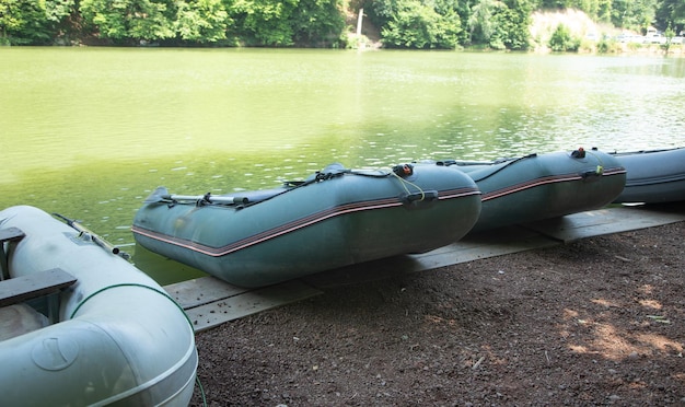 Kayak in piedi nel lago