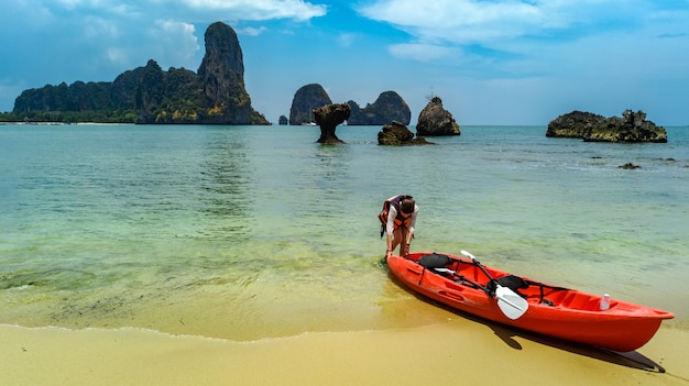 kayak in tour in canoa sul mare tropicale vicino alle isole, divertendosi, vacanza attiva con i bambini in Thailandia, Krabi