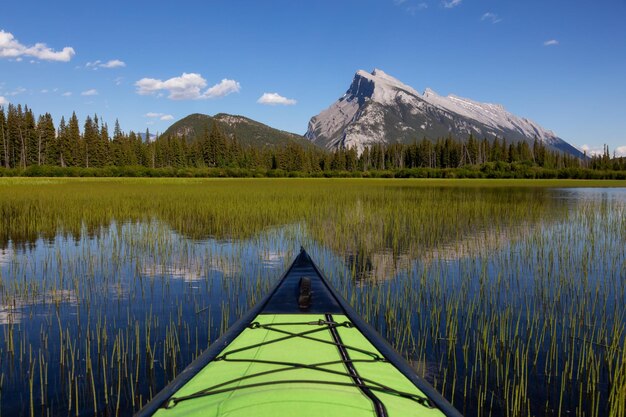 Kayak in un lago circondato dal paesaggio montano canadese