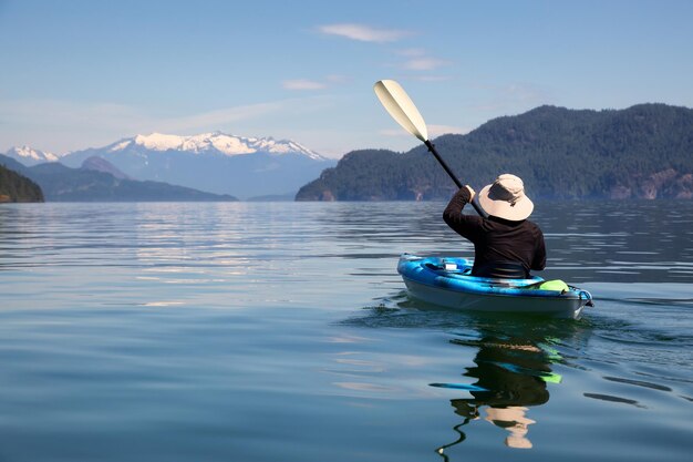 Kayak nell'Harrison Lake durante una bella e vibrante giornata estiva