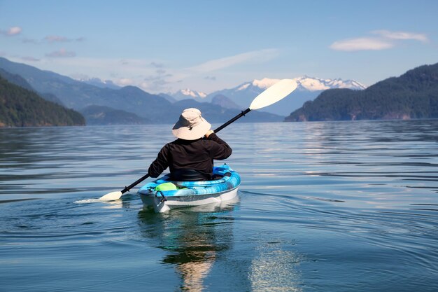 Kayak nell'Harrison Lake durante una bella e vibrante giornata estiva