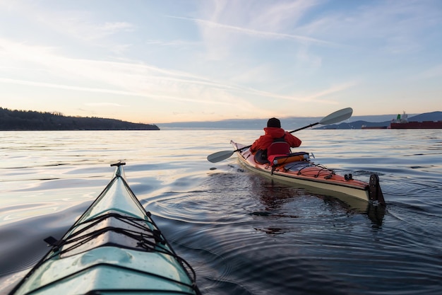 Kayak oceanico durante il tramonto