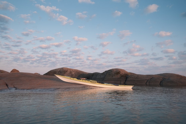 Kayak ormeggiato a riva. Posizione pittoresca