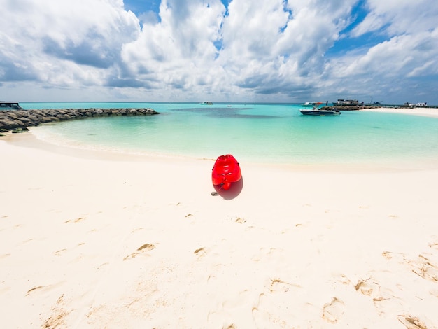 Kayak rosso sulla spiaggia tropicale