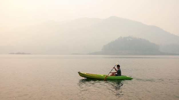 Kayak Sport acquatici sul lago Kayakers che si godono le splendide passeggiate all'alba in kayak da mare o in canoa nella baia tropicale rilassandosi con la barca Vacanze estive in spiaggia