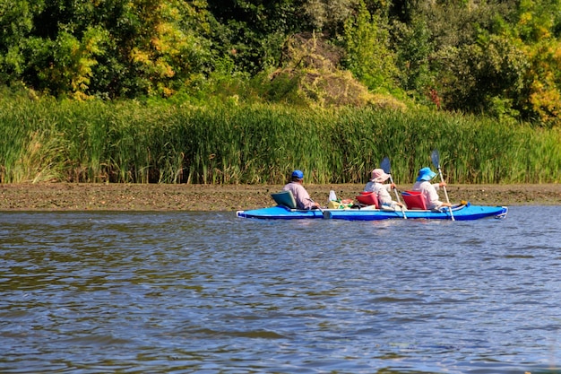 Kayak sul bellissimo fiume in estate