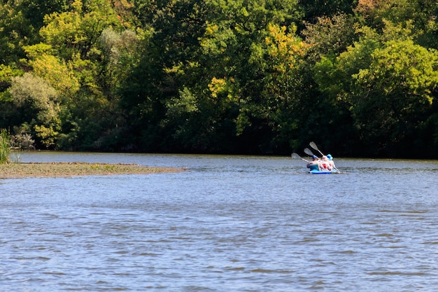 Kayak sul bellissimo fiume in estate