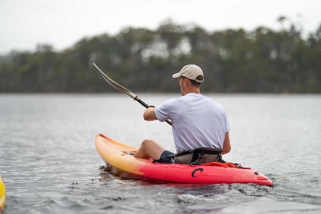 Kayak sul fiume al tramonto in Australia