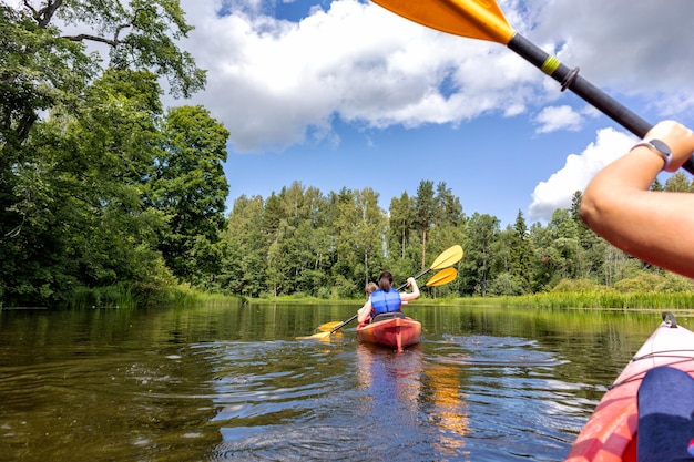 Kayak sul fiume con alberi sullo sfondo