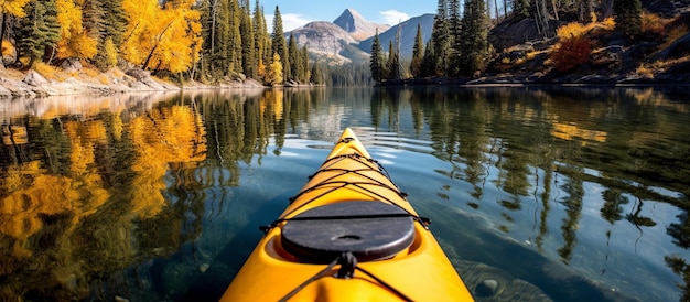 Kayak sul lago alpino in autunno