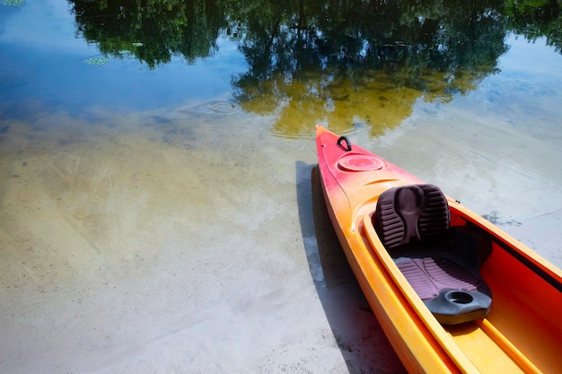 Kayak sulla riva del fiume Noleggio barche Stile di vita sano