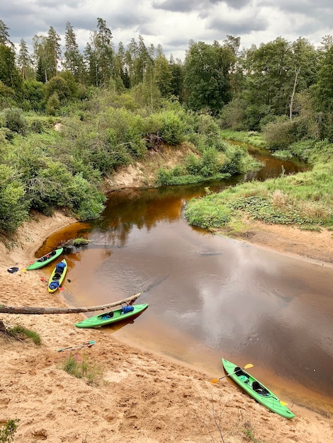 Kayak sulla riva del fiume Yakutia.