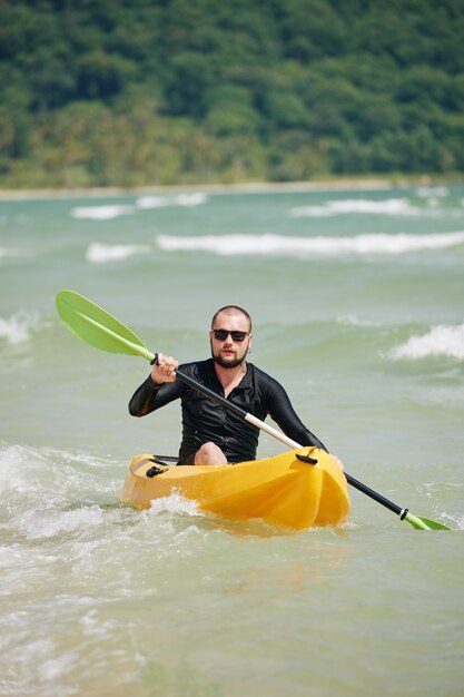 Kayak sulle onde del mare